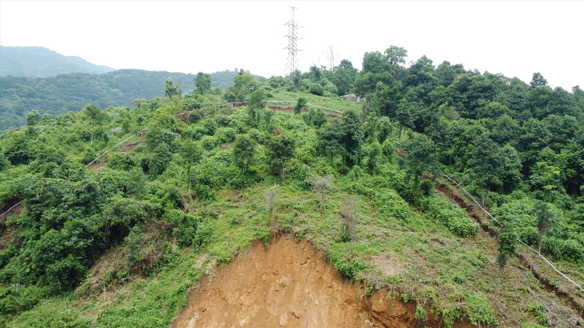 Triền đồi nứt toác ở Lào Cai: Dân lo tính mạng, lúa lo thiếu nước-6