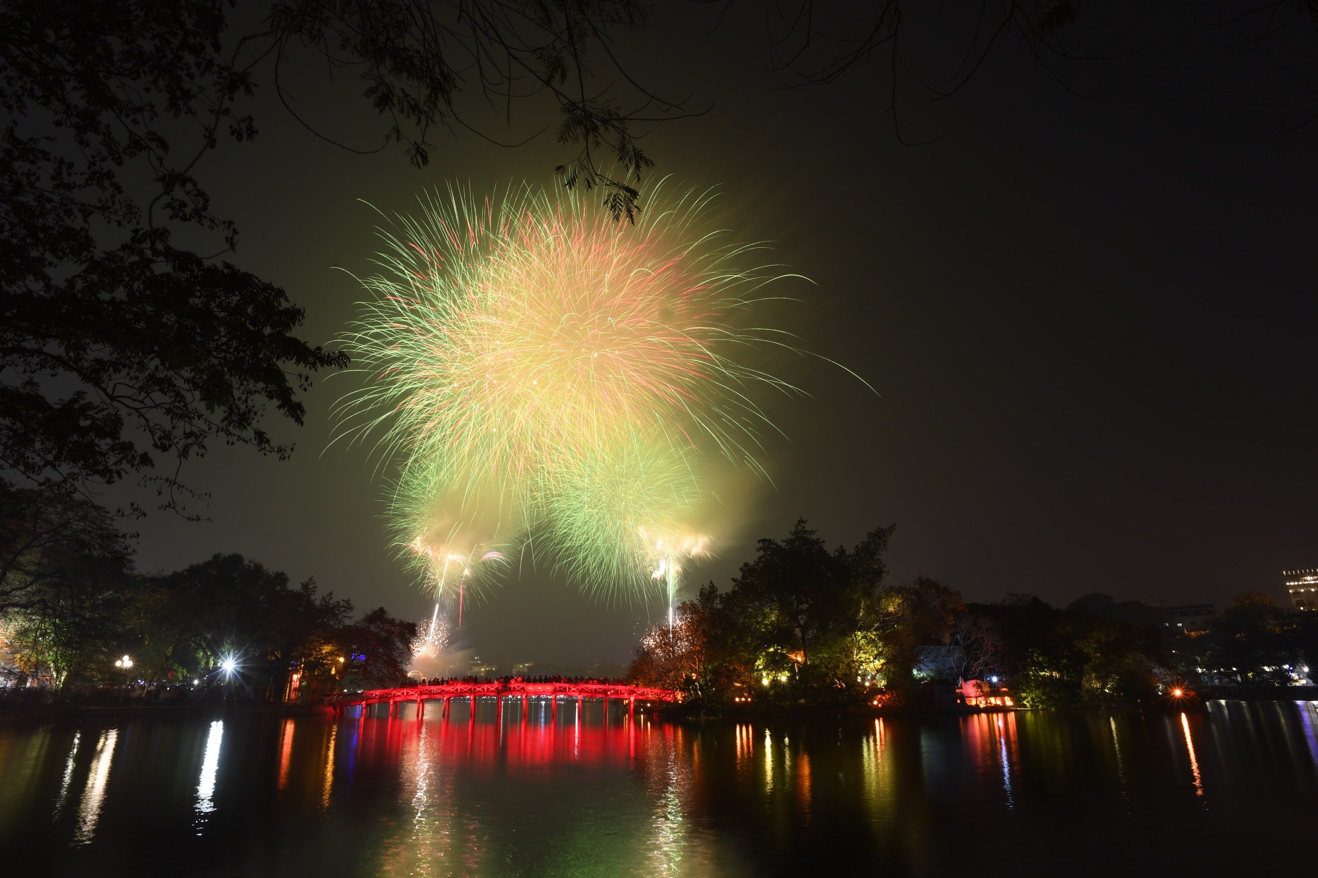 Hà Nội: Pháo hoa rực rỡ chào năm mới Quý Mão 2023-4