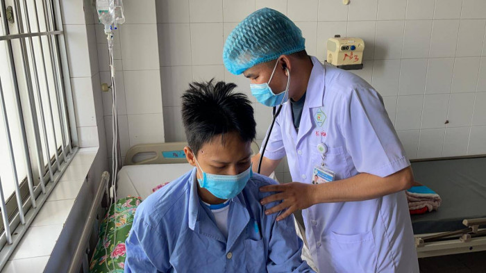 Nghẹt thở cấp cứu bệnh nhân 17 tuổi sốc đa chấn thương nguy kịch do TNGT-1