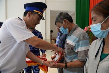 Tàu bệnh viện Khánh Hòa 01 khám bệnh, cấp phát thuốc miễn phí cho người dân Phú Yên-3
