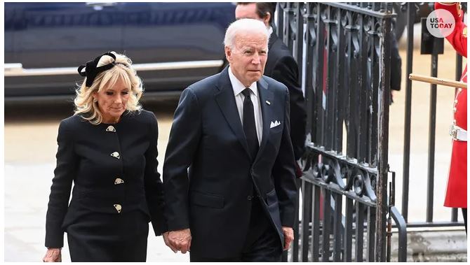 Đệ nhất phu nhân Mỹ Jill Biden bị chỉ trích ăn mặc không phù hợp khi viếng tang Nữ hoàng Elizabeth II-2