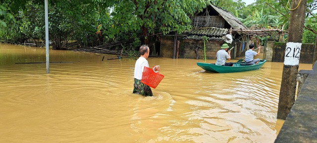 Gần 1.700 hộ dân ở Hà Tĩnh vẫn bị ngập sâu trong nước-1