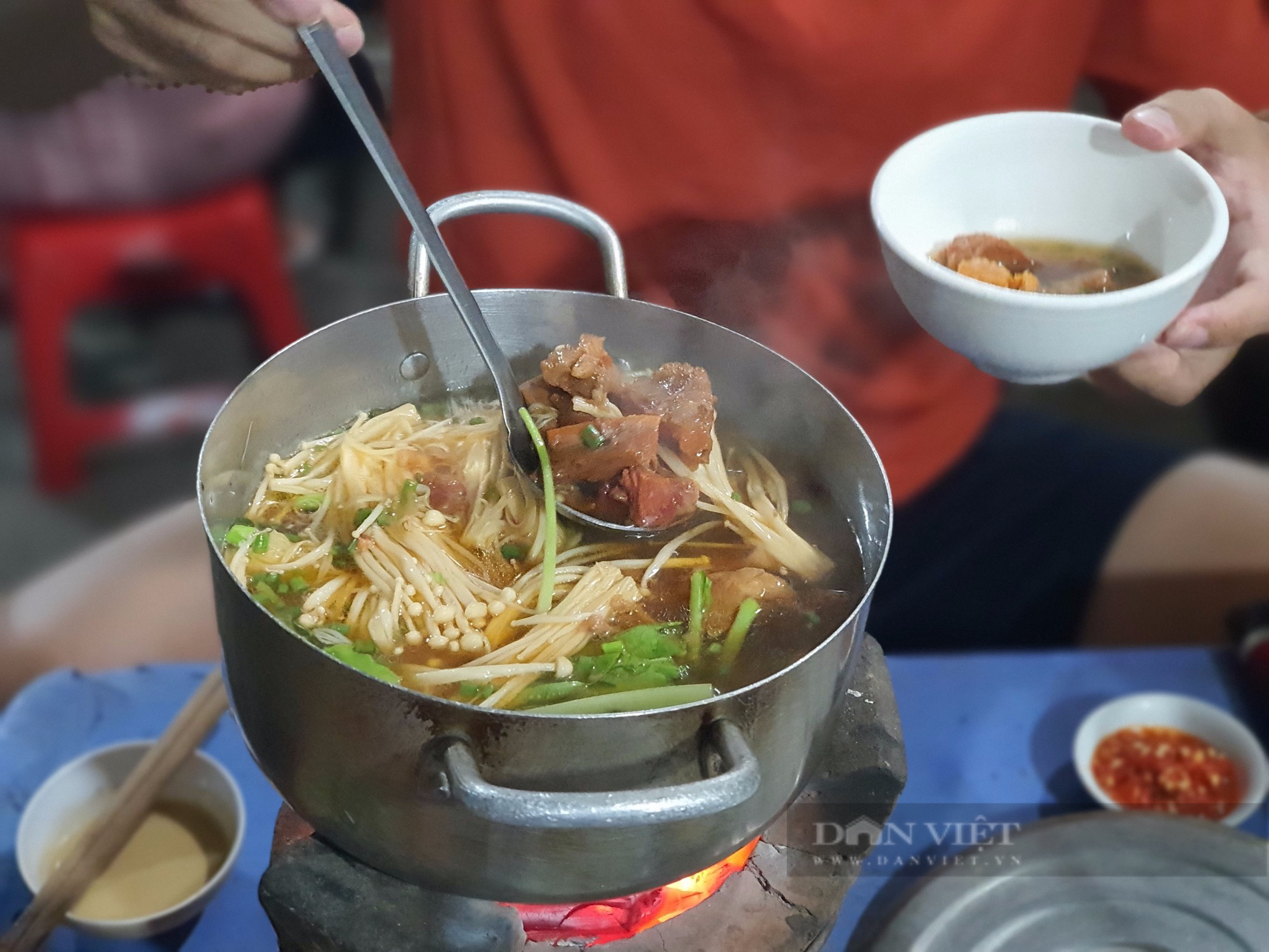 Sài Gòn quán: Lẩu bò kho Campuchia trên bếp than hồng, hương vị độc lạ khu Vườn Chuối-1