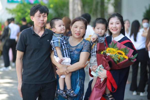 Lấy chồng hơn 9 tuổi, nữ sinh Hoa khôi Nghệ An vỡ kế hoạch, bế 2 con làm lễ tốt nghiệp-5