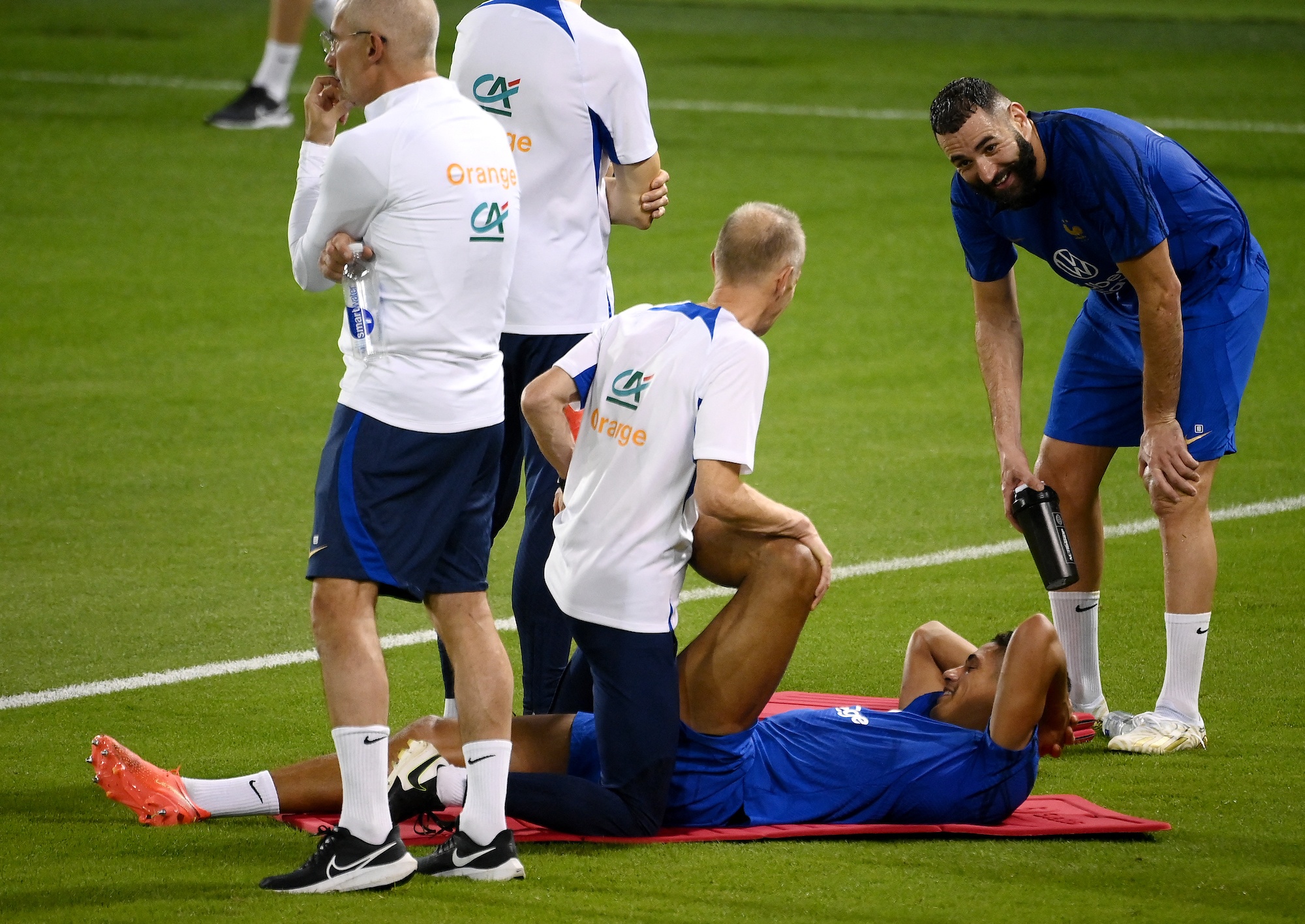 Tuyển Pháp vẫn đổ mồ hôi vì Benzema và Varane trước trận ra quân World Cup 2022-2