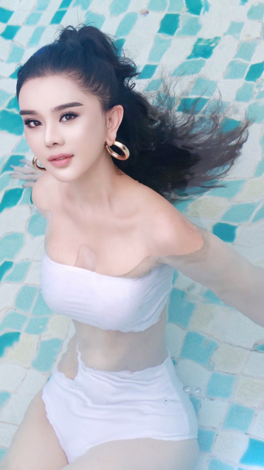 Lâm Khánh Chi khoe vòng eo con kiến hút mắt trong trang phục bikini-1