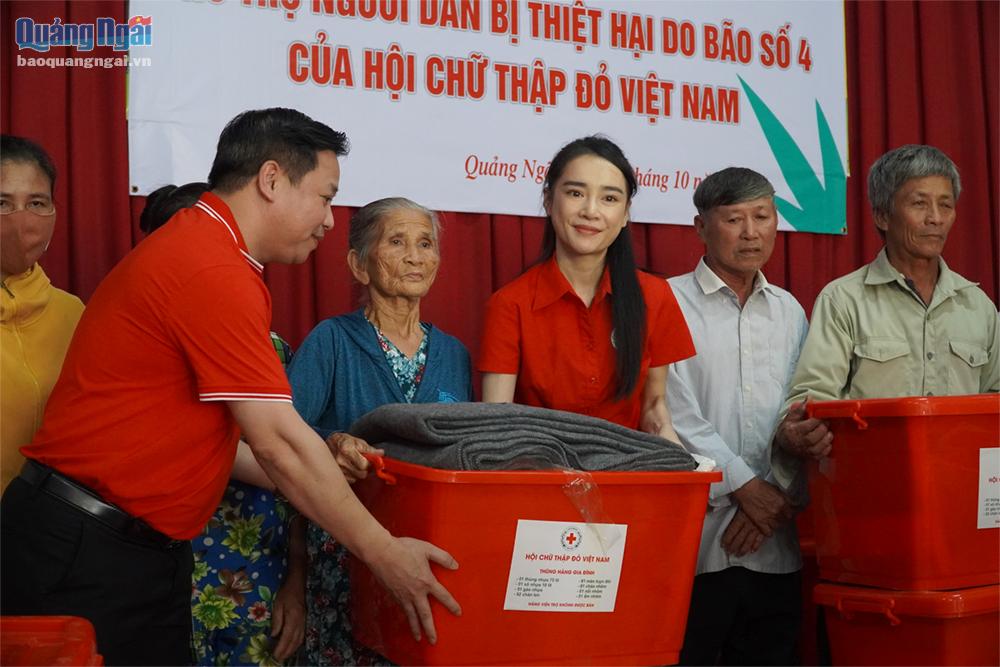 Hội Chữ thập đỏ Việt Nam hỗ trợ người dân Quảng Ngãi bị thiệt hại do bão số 4-4