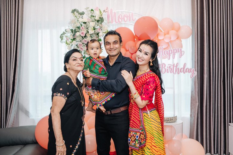 Gia đình Võ Hạ Trâm mừng sinh nhật con gái 1 tuổi chuẩn phong cách Ấn Độ, cô bé nhìn quá cưng-1
