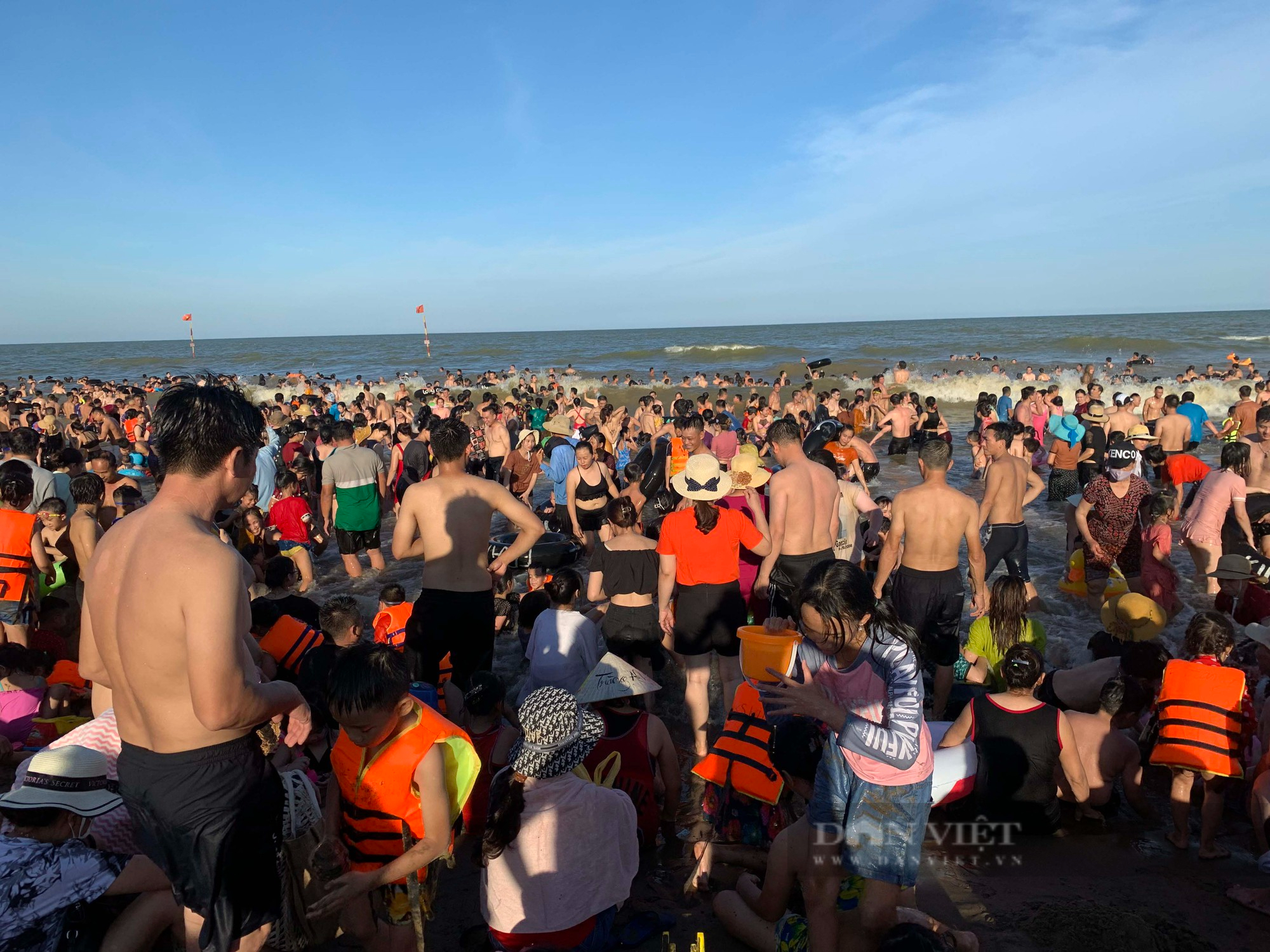 18 giờ chiều, bãi biển Sầm Sơn vẫn trong tình trạng "thất thủ"-2