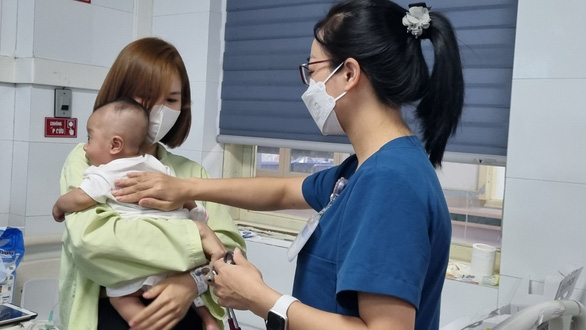 Nhiều bệnh viện ở TP.HCM, Hà Nội đang chật kín bệnh nhi nhiễm vi rút, bệnh hô hấp...-2