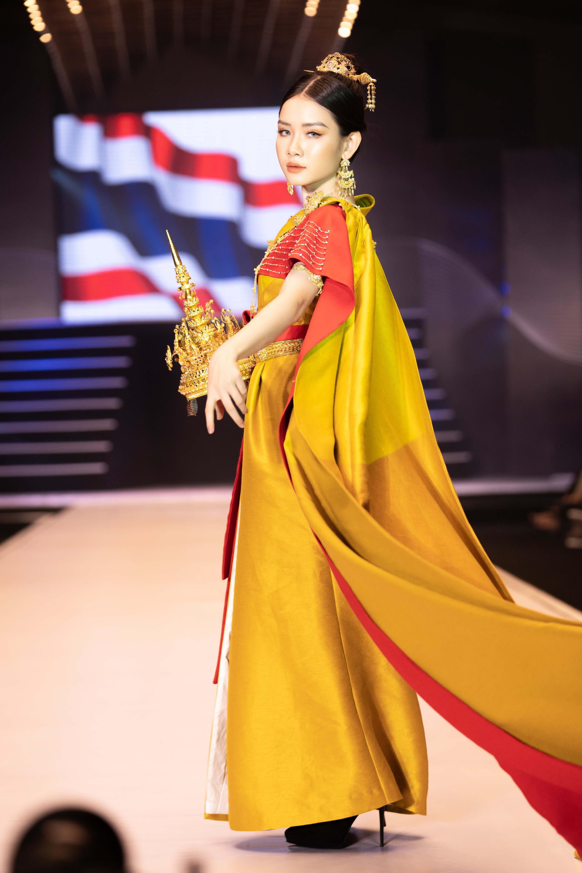 Mẫu nhí mở màn ấn tượng tại Đại hội Siêu mẫu nhí cùng trang phục lấy ý tưởng từ xứ sở chùa Vàng-5