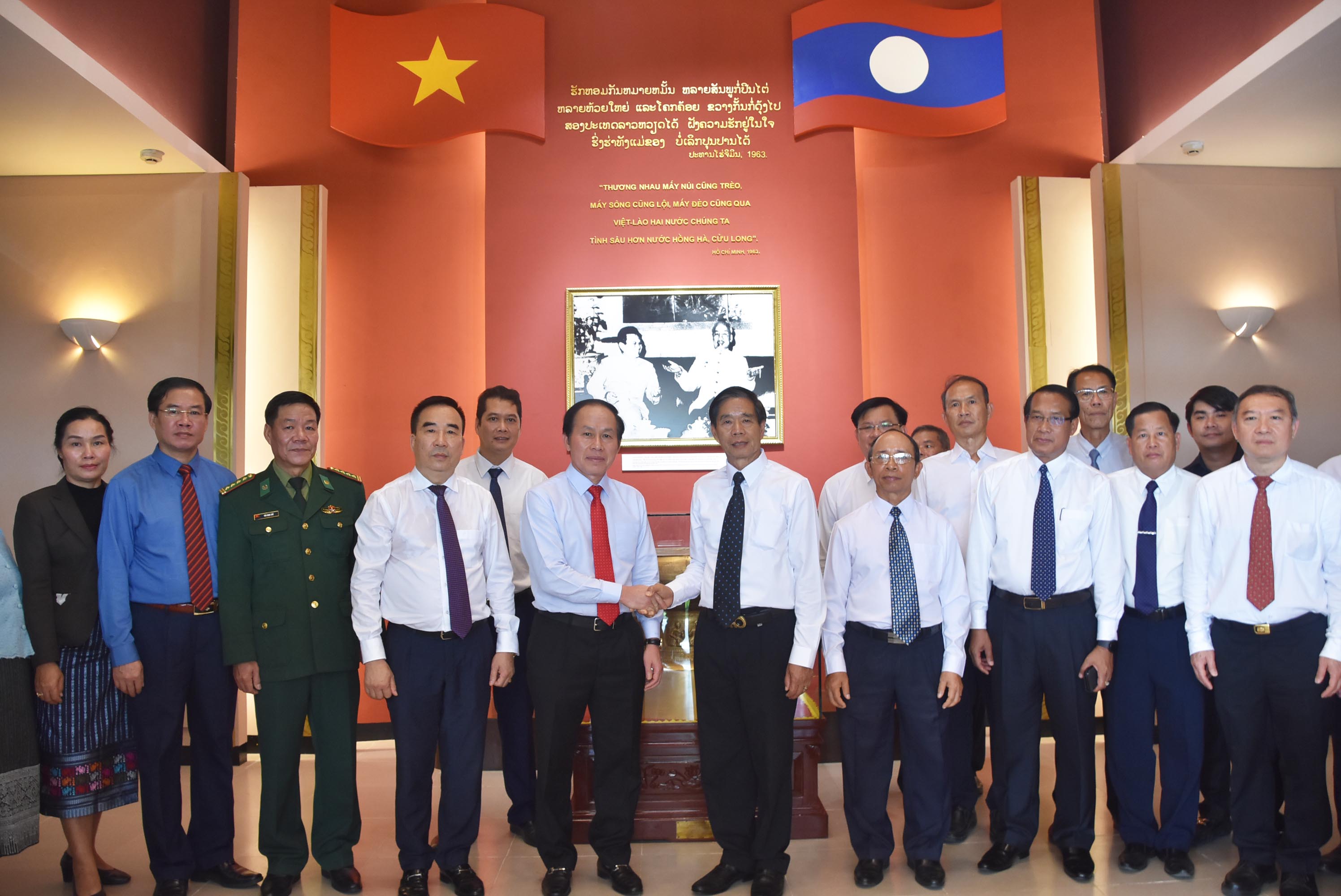 Vun đắp mối quan hệ hữu nghị vĩ đại Việt Nam - Lào mãi mãi xanh tươi, đời đời bền vững-11