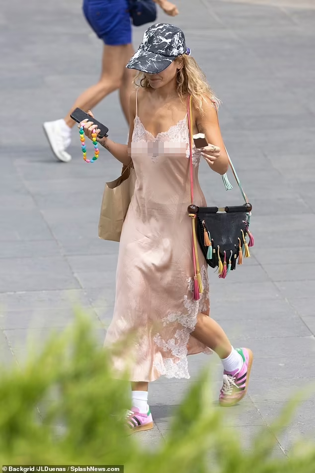 Rita Ora mặc váy ngủ không nội y ra phố-1