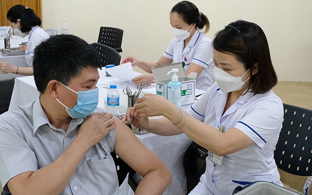 Thừa Thiên Huế: Tỷ lệ tiêm vaccine phòng COVID-19 mũi 4 còn thấp, do lơ là chủ quan-1