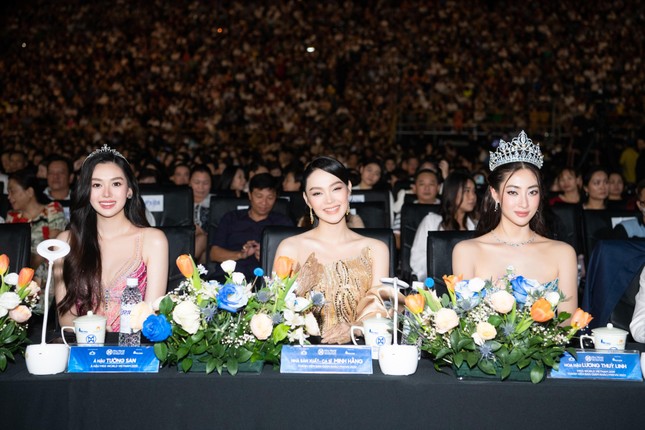 Minh Hằng tái xuất gợi cảm sau đám cưới, hội ngộ chủ tịch Miss World Vietnam trên ghế nóng-1