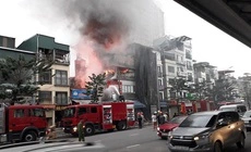 Đám cháy bùng lên dữ dội trên nóc nhà 4 tầng ở Minh Khai-cover-img