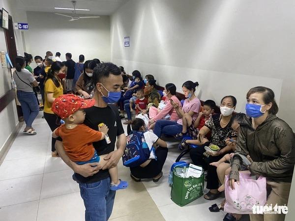 Bệnh nhi nằm vạ vật vì nhiều bệnh viện ở Hà Nội quá tải-1
