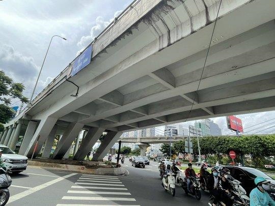 TP.HCM cấm tất cả phương tiện qua cầu vượt Nguyễn Hữu Cảnh-1