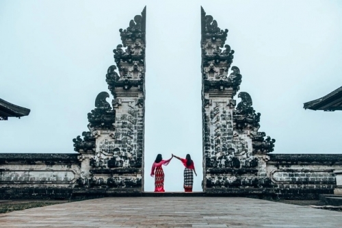 Xếp hàng 4 tiếng để được chụp hình "sống ảo" ở "cổng thiên đường" Bali-1