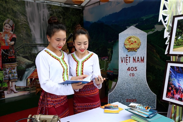 Đoàn đại biểu Việt Nam – Lào dâng hương hoa tưởng niệm các Anh hùng liệt sĩ-23