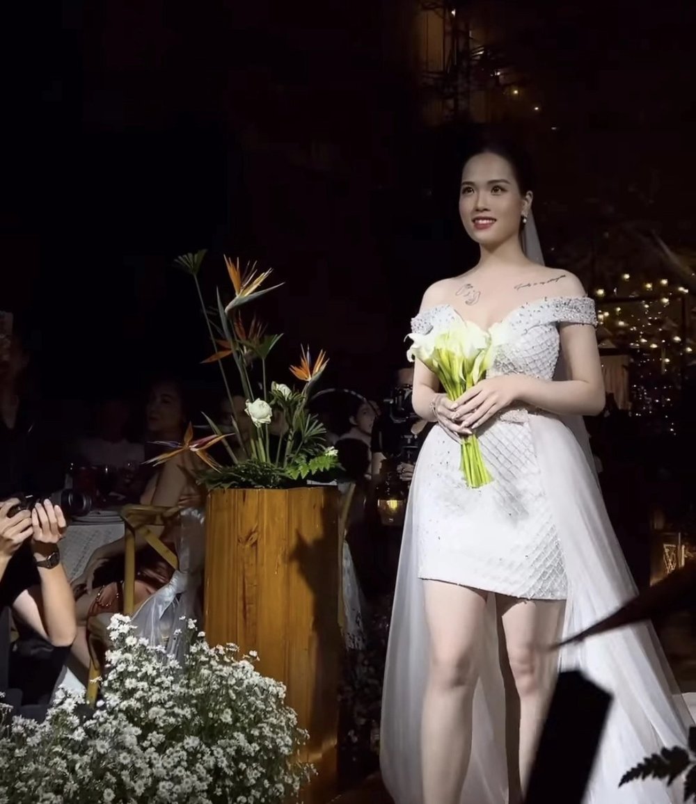 Mỹ nhân Việt chuộng váy cưới trễ nải khoe hình xăm-3