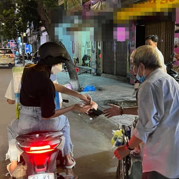 Hoa hậu Thùy Tiên đi xe máy để trao quà cho những người già vô gia cư, dân mạng góp ý điều này-2