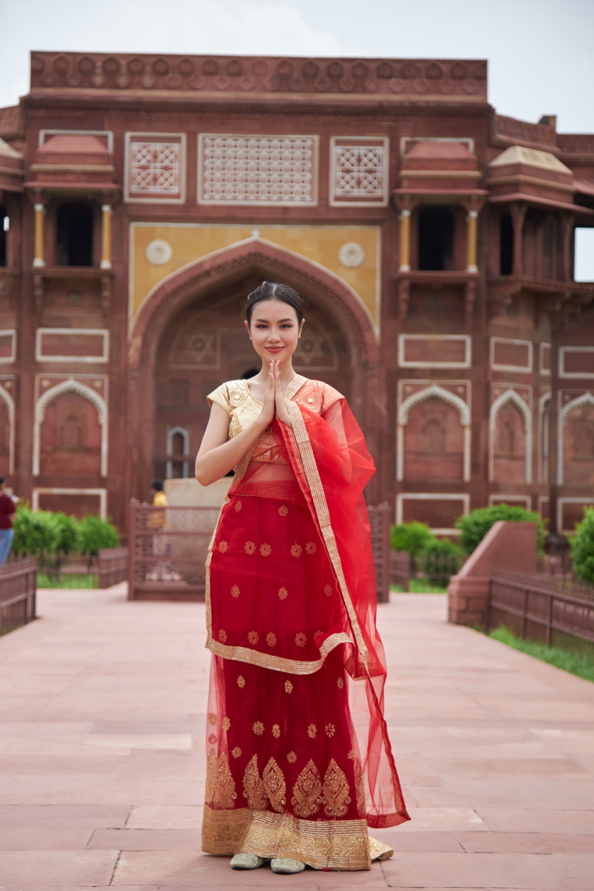 Á hậu Thủy Tiên đẹp cuốn hút trong trang phục truyền thống của phụ nữ Ấn Độ-6