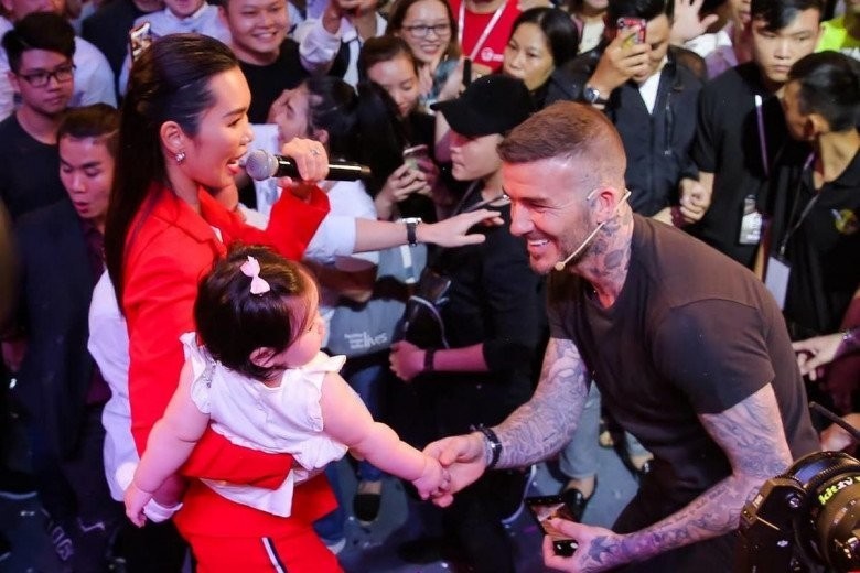 Bé gái 4 tuổi từng được David Beckham bế và khen xinh: Nay đã là mẫu nhí tài năng, được mẹ dạy bảo ngoan ngoãn từ nhỏ-2