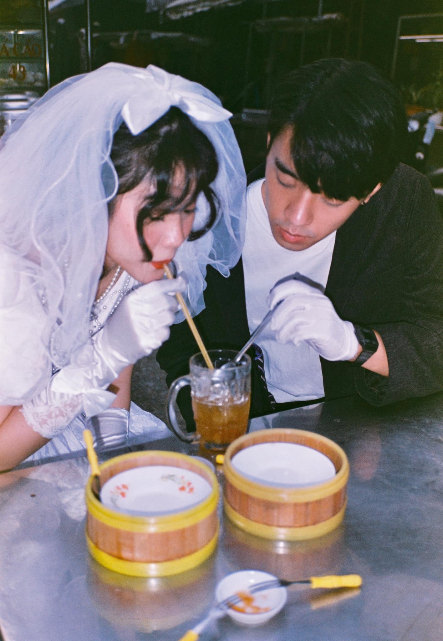 Nhiếp ảnh gia Việt và bộ ảnh cưới phong cách hoài cổ lấy cảm hứng từ bố mẹ đẹp mê mẩn: Lời giải thích tinh tế khi bị chê chú rể "lạc quẻ"-7