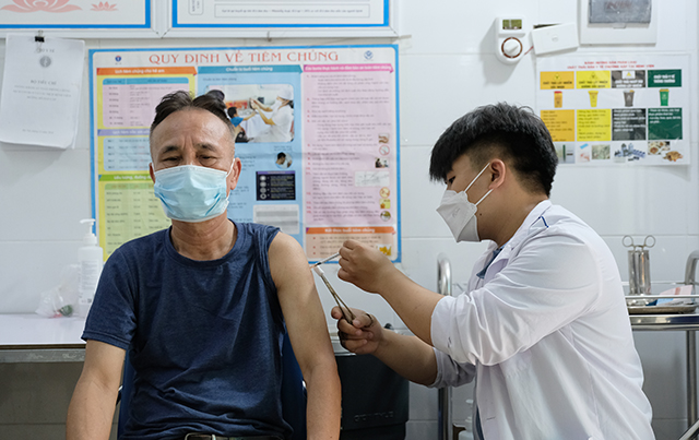 Bộ Y tế nêu tên 10 tỉnh, thành tiêm vaccine COVID-19 mũi 3 và 4 thấp, chậm nhất cả nước-1