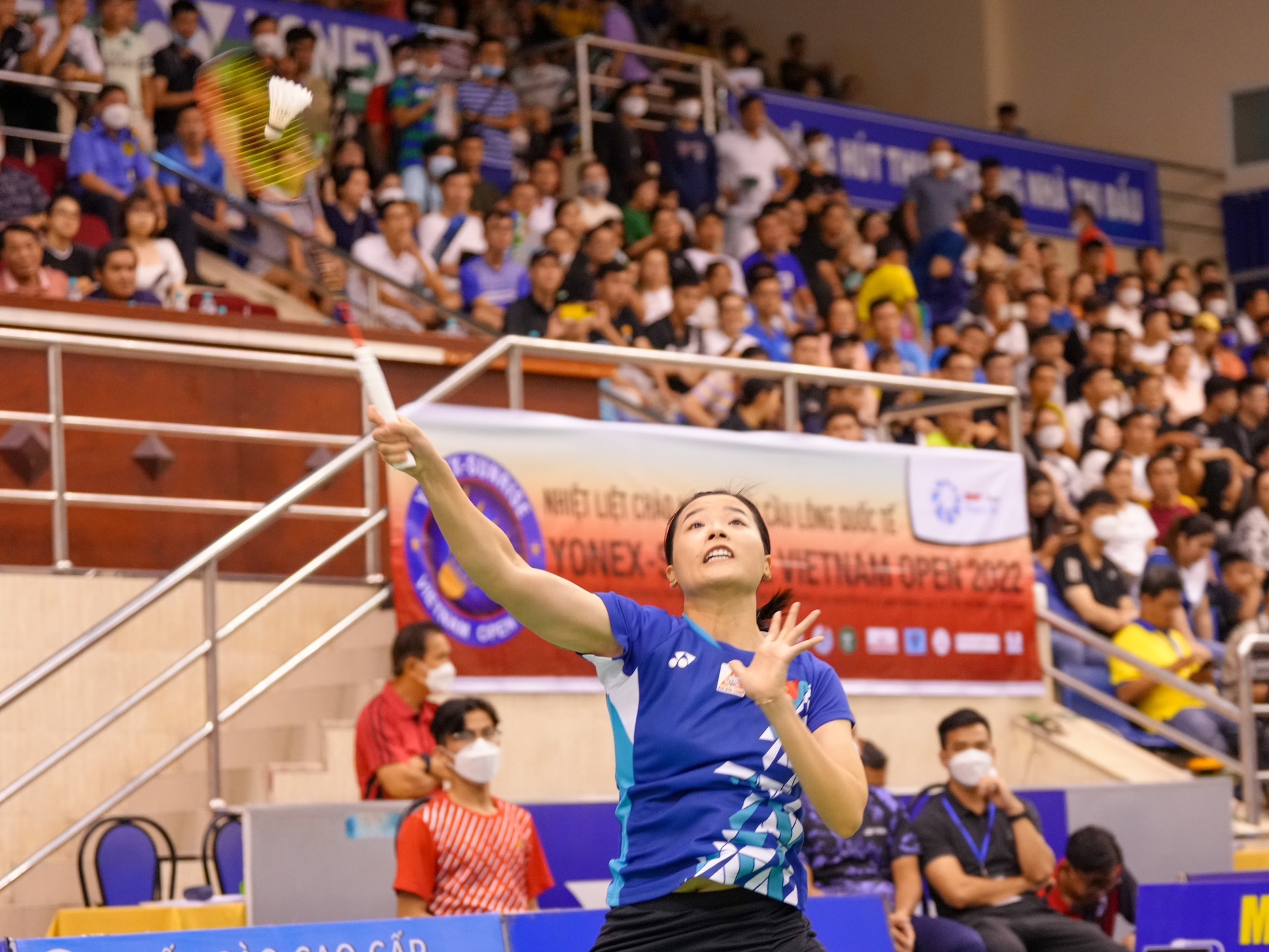 Khán giả kín sân xem Nguyễn Thùy Linh vào chung kết cầu lông Việt Nam mở rộng-1