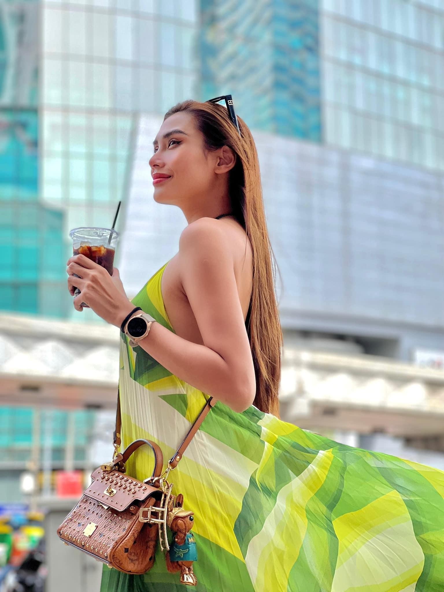 Lương Thùy Linh khoe body "đồng hồ cát" sexy với bikini, Á hậu Hoàng Anh sành điệu với váy màu neon-13