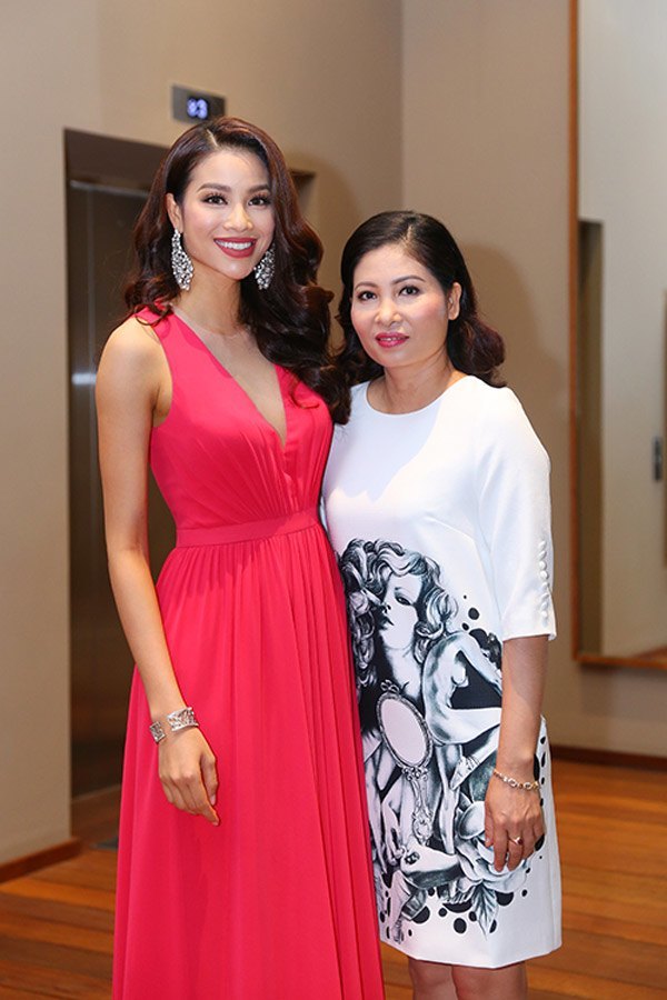 Mẹ Phạm Hương gây chú ý khi đăng quang Hoa hậu ở tuổi U60-6