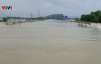 Quốc lộ 1A ngập sâu, CSGT ứng trực 24/24 không để người dân đi vào vùng nguy hiểm-cover-img