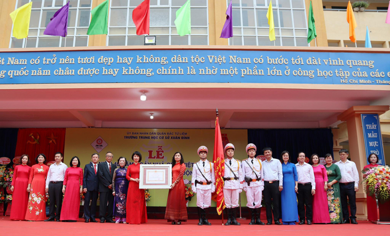 Trường THCS Xuân Đỉnh đón nhận Huân chương Lao động hạng Nhì-1