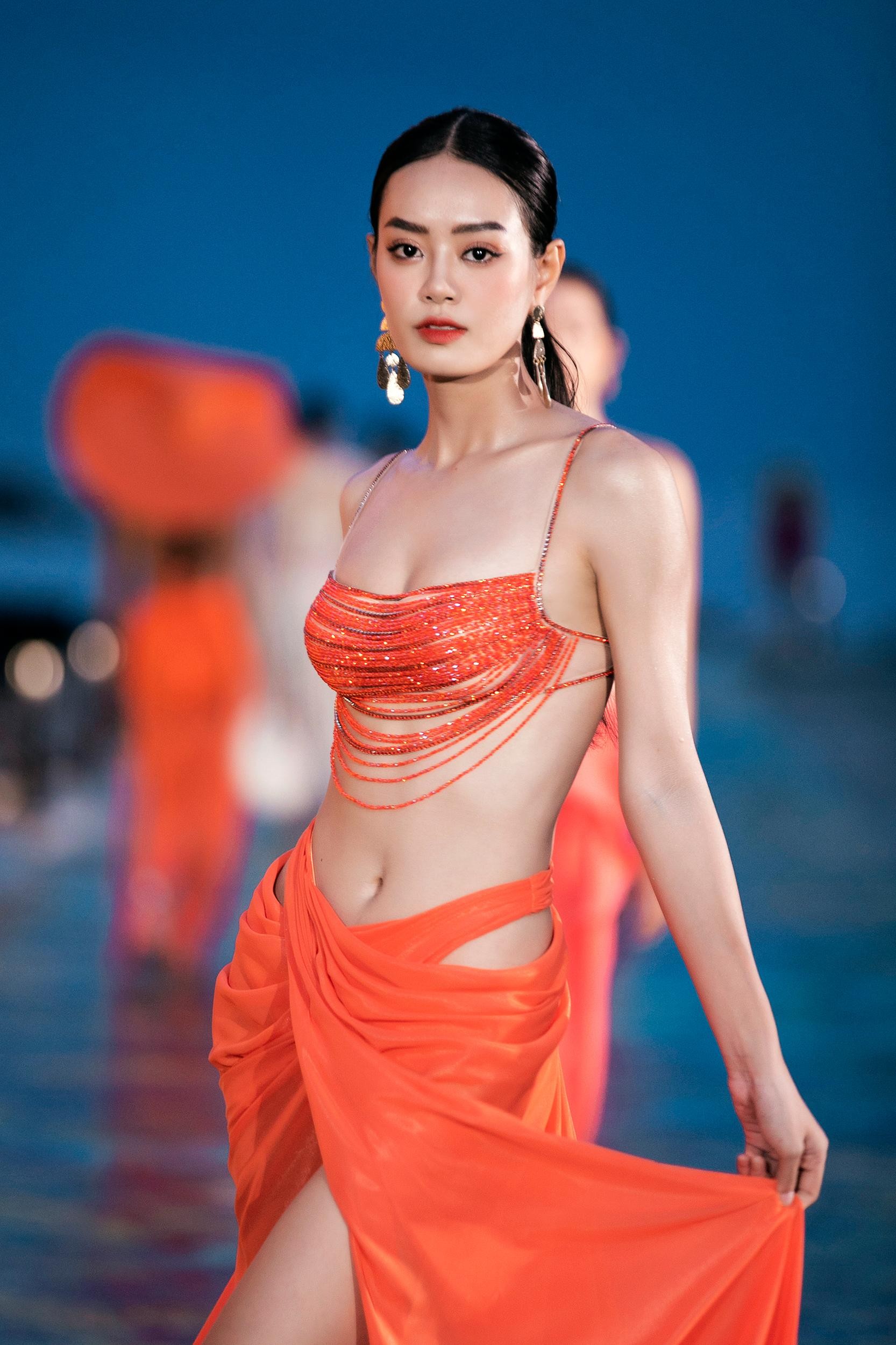 Hoa hậu Thuỳ Tiên hoá "nữ thần biển cả" nóng bỏng, sánh vai Lương Thuỳ Linh làm vedette-16