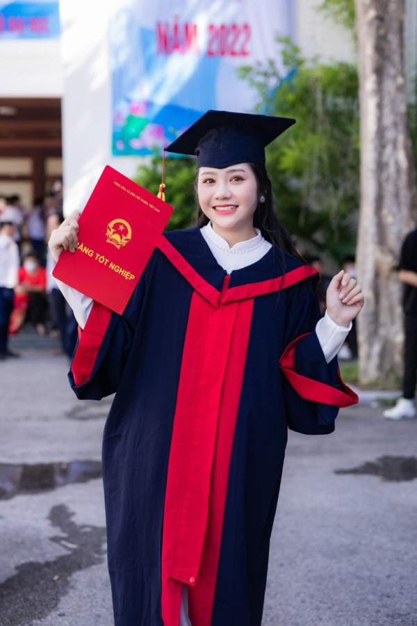 Lấy chồng hơn 9 tuổi, nữ sinh Hoa khôi Nghệ An vỡ kế hoạch, bế 2 con làm lễ tốt nghiệp-2