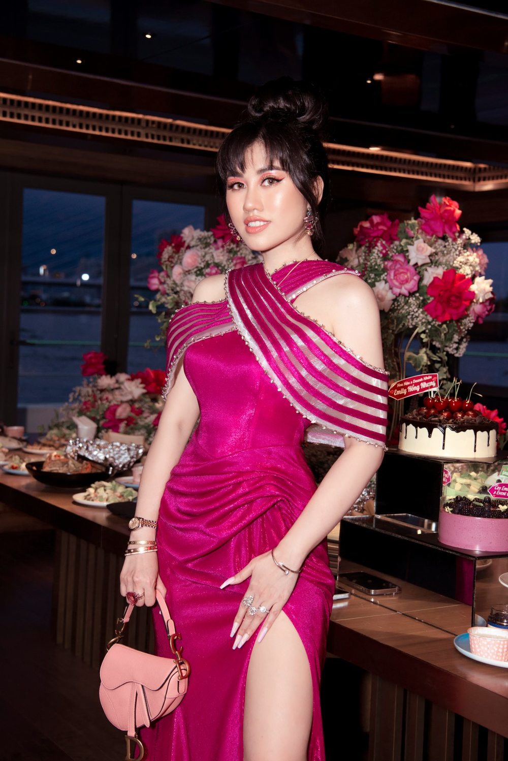 Emily Hồng Nhung mừng sinh nhật trên du thuyền-1