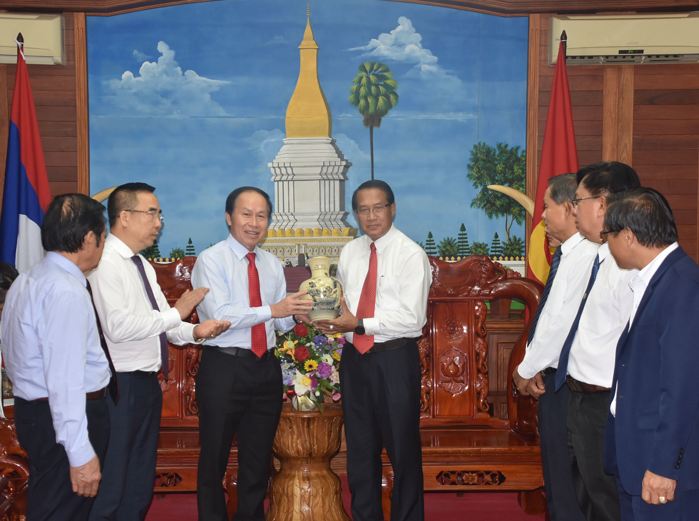 Vun đắp mối quan hệ hữu nghị vĩ đại Việt Nam - Lào mãi mãi xanh tươi, đời đời bền vững-18