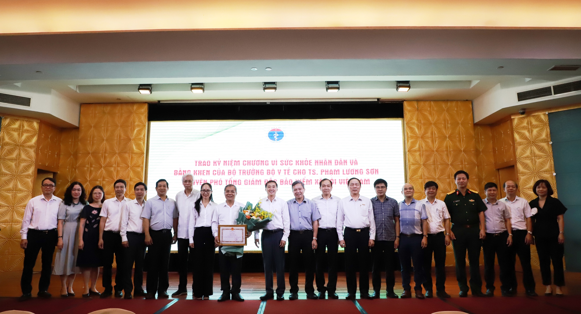 Bộ Y tế trao Kỷ niệm chương "Vì sức khỏe nhân dân" cho TS Phạm Lương Sơn, nguyên Phó Tổng giám đốc BHXH Việt Nam-2