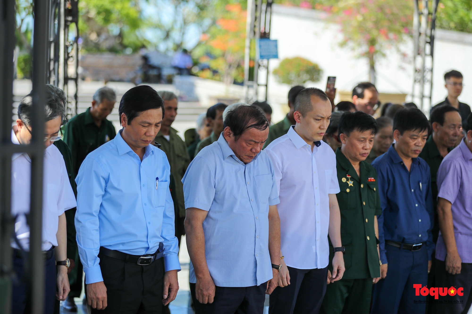 Bộ trưởng Bộ VHTTDL Nguyễn Văn Hùng dâng hương tri ân các liệt sỹ và tặng quà cho các cựu TNXP Quảng Trị-7