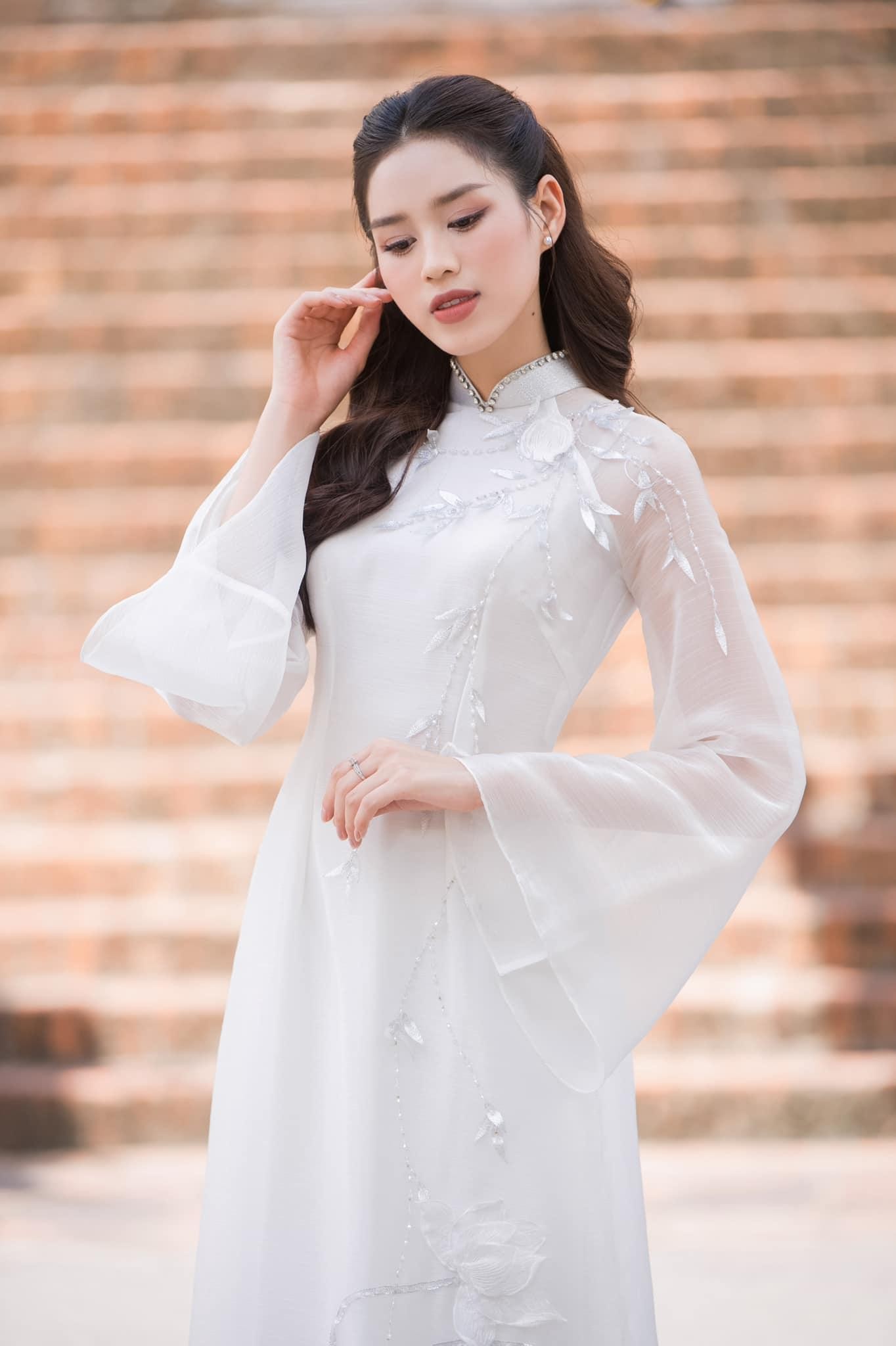 Hoa hậu Đỗ Thị Hà đẹp thuần khiết với áo dài trắng-1