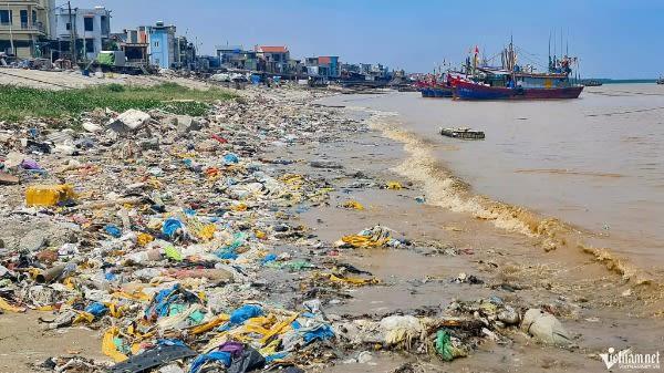 Bờ biển ở Thanh Hóa quanh năm ngập rác-1
