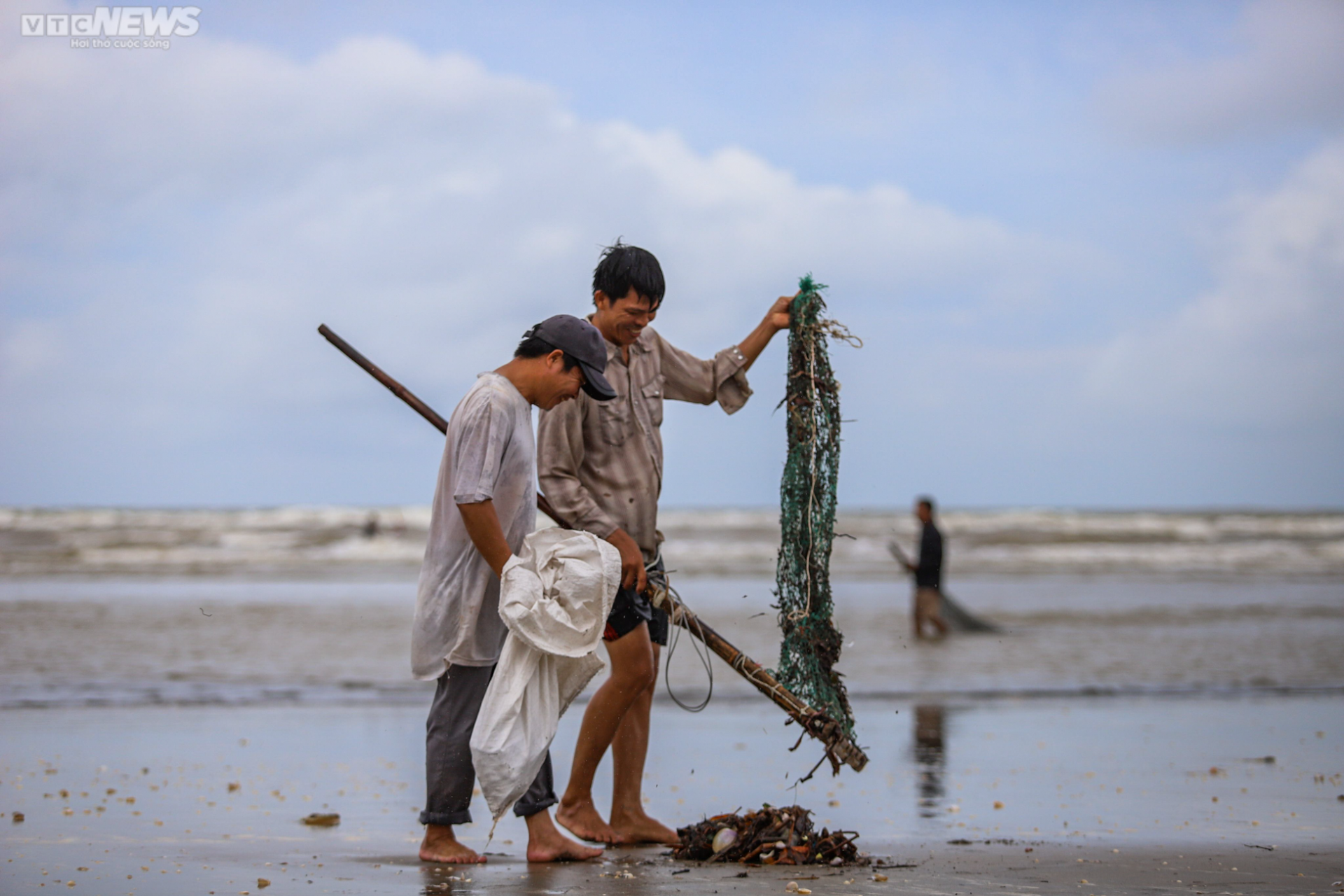 Ảnh: Người Hà Tĩnh đổ xô ra biển vớt sò lông sau mưa bão-14