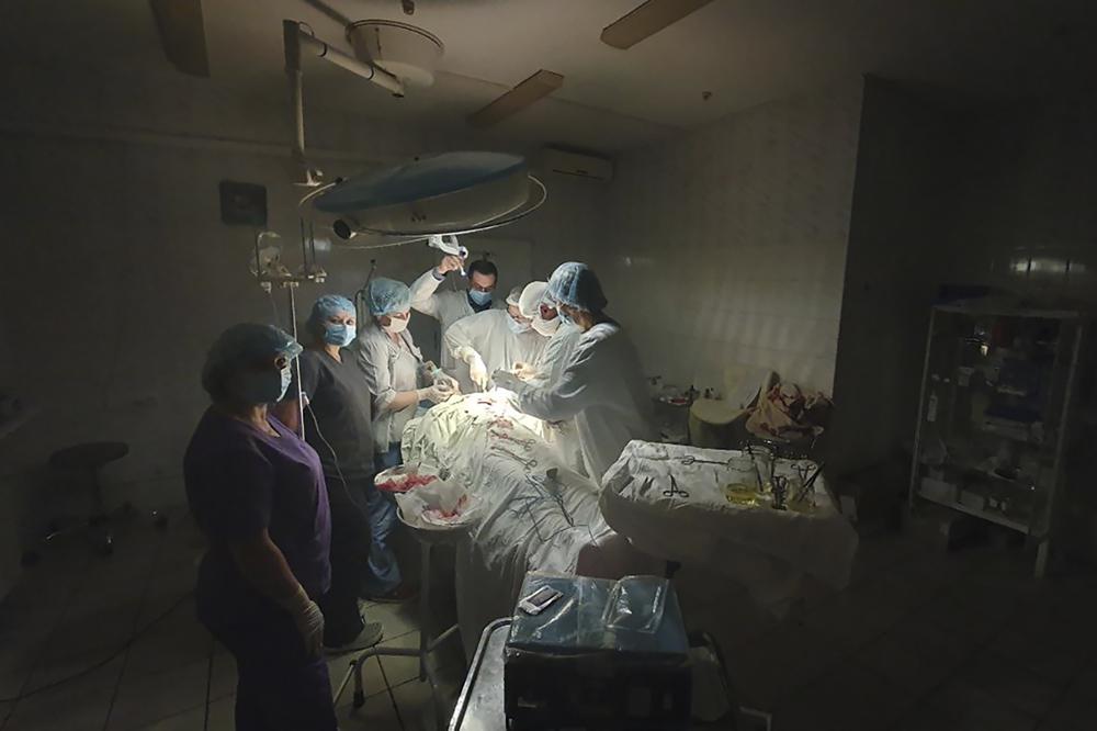 Bác sĩ Ukraine phẫu thuật dưới ánh đèn pin khi lưới điện bị đánh sập-1