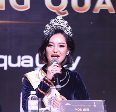 Tân Hoa hậu Nông Thúy Hằng gây tranh cãi về học vấn sau đăng quang-8