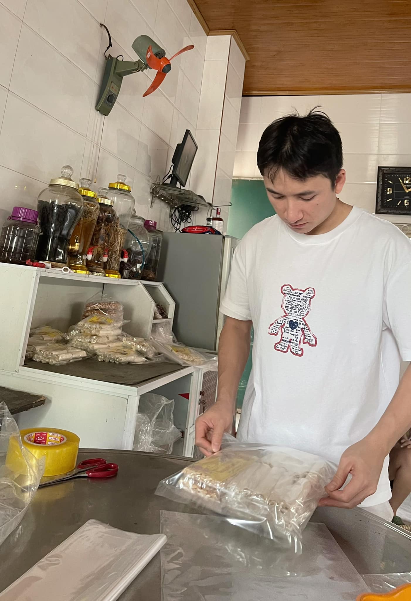 Phan Mạnh Quỳnh về làm kẹo đậu lạc bố mẹ ship cho khách: "Đôi tay thoăn thoắt gói kẹo như lướt phím đàn"-4