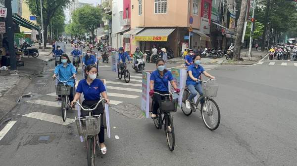 Chạy xe máy khắp phường để tuyên truyền dịch sốt xuất huyết-7