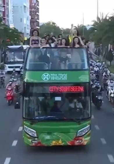 Miss World Vietnam 2022 bị chê phản cảm vì cho thí sinh ăn mặc hở, uốn éo trên xe diễu hành-5