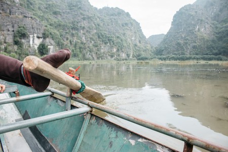 Khách Tây ngạc nhiên với tuyệt chiêu chèo thuyền của người Việt: Kỹ thuật quá đỉnh cao!-4